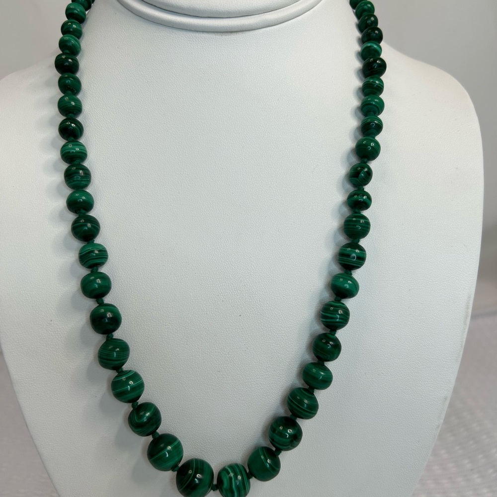 Necklace green graduated beats malachite 22inch.